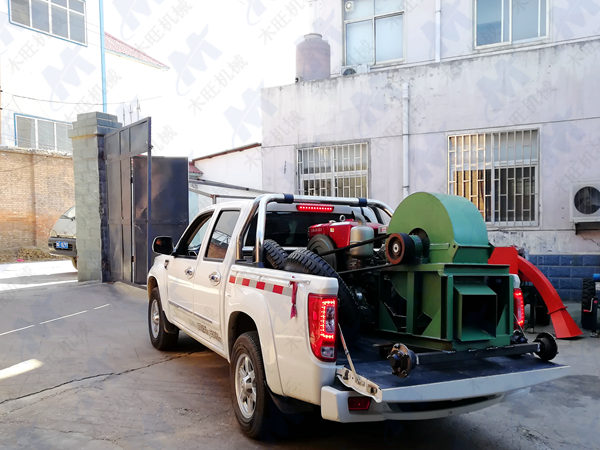 河南南陽客戶開車自提一臺移動式木屑機(jī)